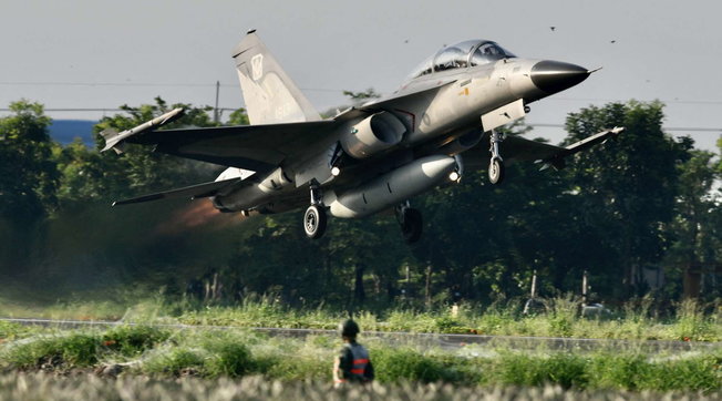 Taiwan ha mobilitato la propria aviazione per contenere una maxi incursione di 39 jet da guerra cinesi