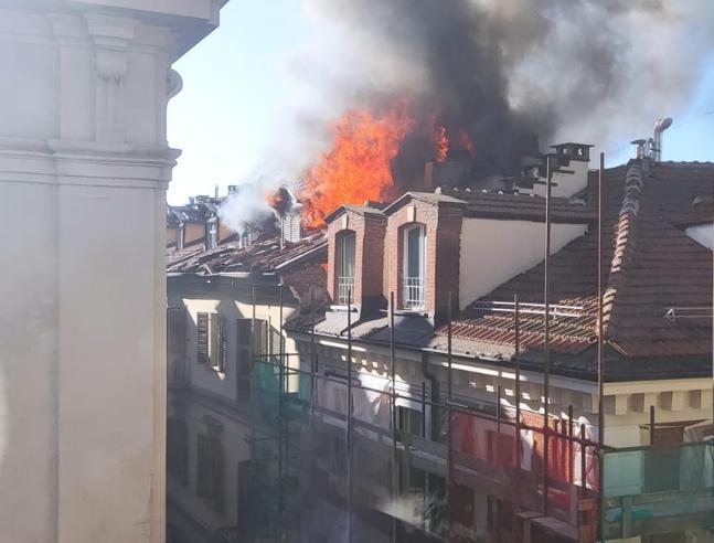 Torino, incendio in un mansarda in centro: ustionate due persone