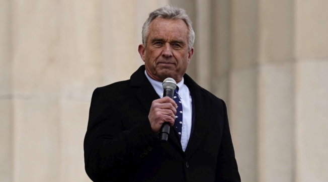 Usa, arrivano le scuse di Robert Kennedy jr: aveva paragonato il vaccino anti Covid all’Olocausto