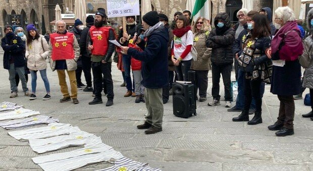 Perugia, protesta anti Green Pass con le divise dei deportati nei campi di concentramento