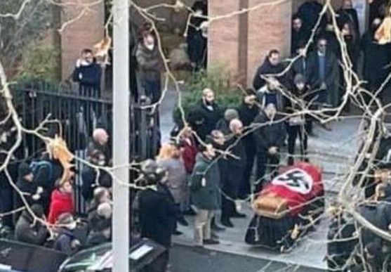 Roma, la Digos alla caccia dei responsabili dell’uso della bandiera nazista al funerale di Alessia Augello