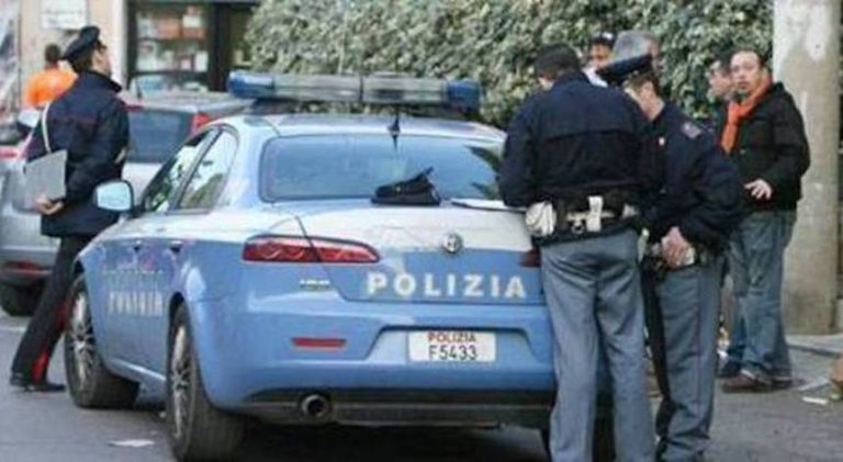 Roma, brucia una macchina durante un violento diverbio: denunciato un 39enne