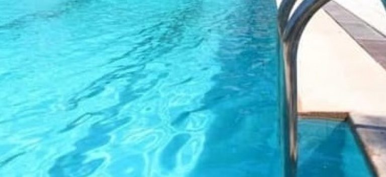 Tragedia a Velturno (Bolzano), bimbo di due anni è morto dopo essere caduto nella piscina di un albergo