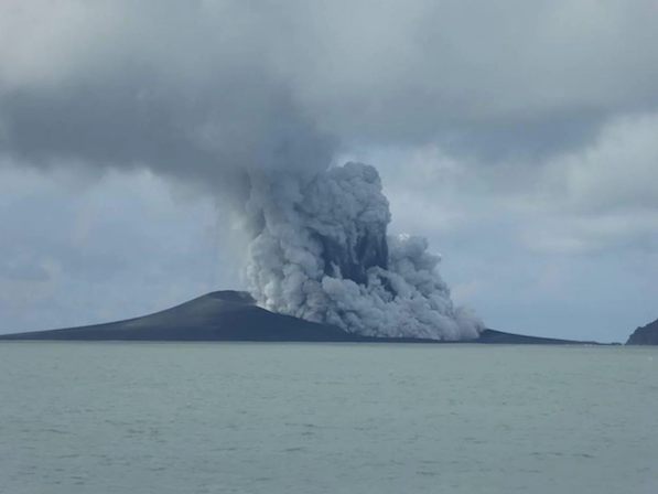 Polinesia: eruzione del vulcano sottomarino Hunga Tonga: allarme tsunami nel Pacifico meridionale