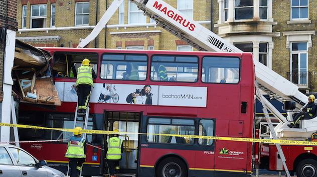 Londra, un autobus finisce contro un negozio: ferite cinque persone tra cui tre bambini
