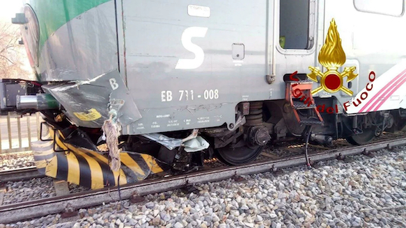 Erba, un treno travolge un’auto al passaggio al livello: un morte e un ferito