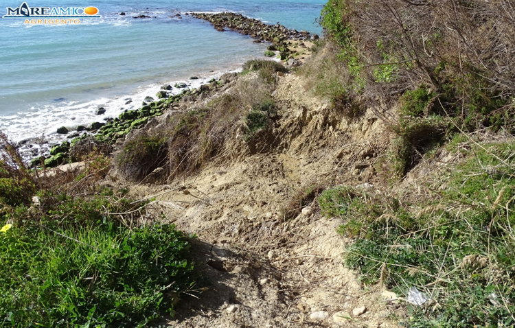 Sicilia, allarme di Mareamico: è crollata l’unica strada che permetteva di arrivare e fruire la bellissima spiaggetta di Zingarello”