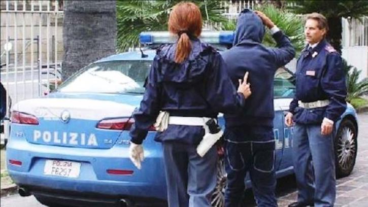 Roma, insegue e molesta la ex fidanzata in via Veneto: la polizia arresta un 57enne