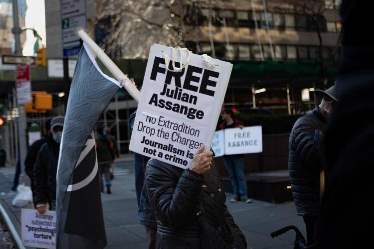 Londra, Julian Assange si trova nel carcere di Belmarsh da un anno