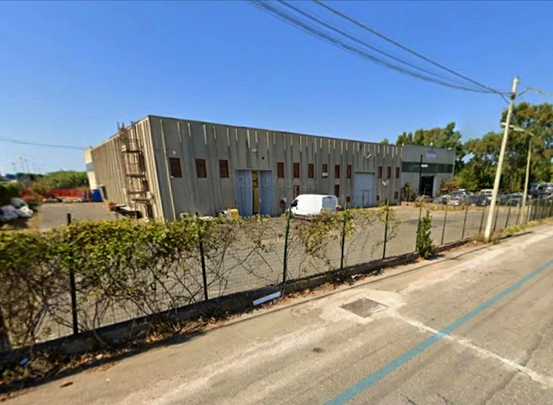 Pomezia (Roma), un 46enne è caduto da dieci metri di altezza ed è morto