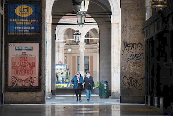 Covid, quattro regioni italiane verso la zona arancione: migliora la Lombardia