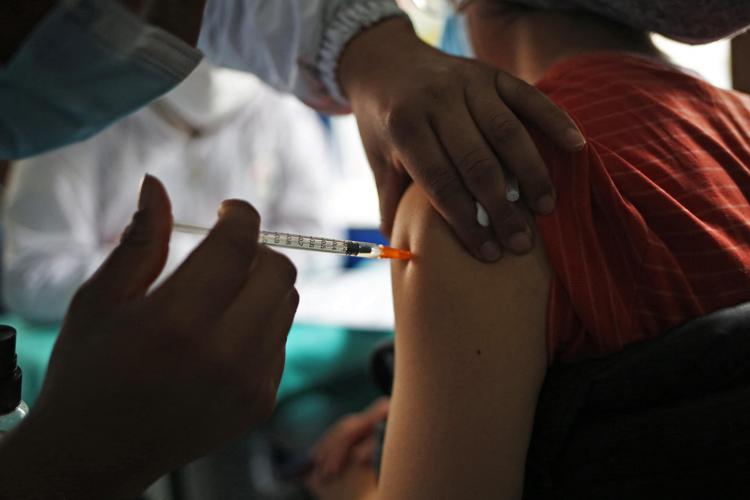 Covid, l’appello dei pediatri: “L’affluenza dei bambini dai 5 agli 11 anni alle vaccinazioni anti-Covid è solo del 20%, uno su 5. E’ troppo bassa”