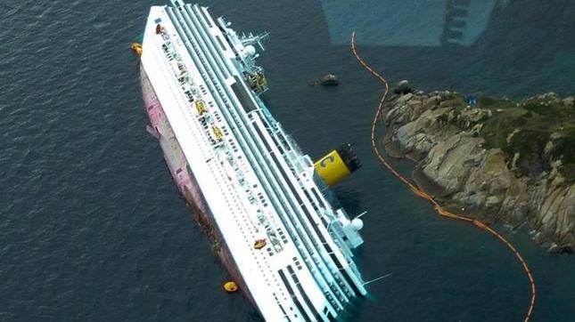 Giglio, dieci anni fa la tragedia della Costa Concordia e delle 32 vittime della follia del capitano Schettino