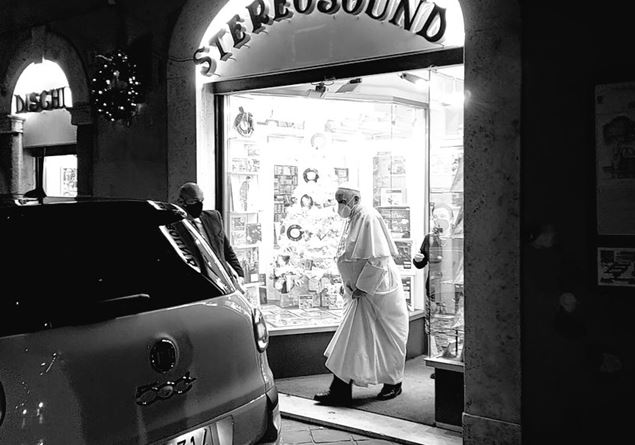 Roma, l’immensa gioia della negoziante il giorno dopo la visita nel Papa per comprare un cid