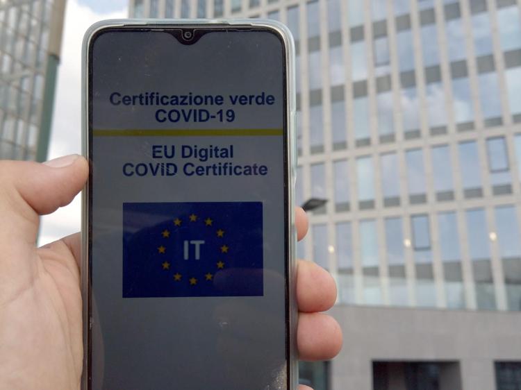 Covid, scattano da oggi le nuove regole restrittive per scuole, trasporti e super Green pass