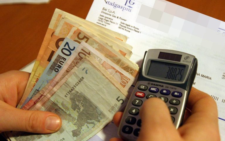 Il governo accelera sugli interventi per calmierare le bollette: si lavora a una strategia che comprenda le misure per attenuare l’impatto dei rincari su famiglie e imprese