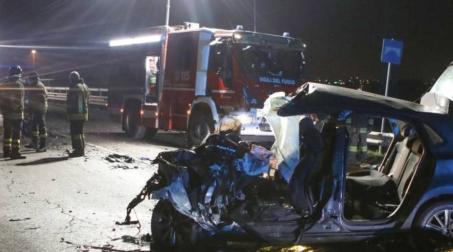 Tragico incidente stradale in provincia di Brescia: morti cinque ragazzi tra i 17 e i 22 anni