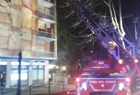 Roma, esplosione in un appartamento in via Portuense: un uomo è rimasto ferito