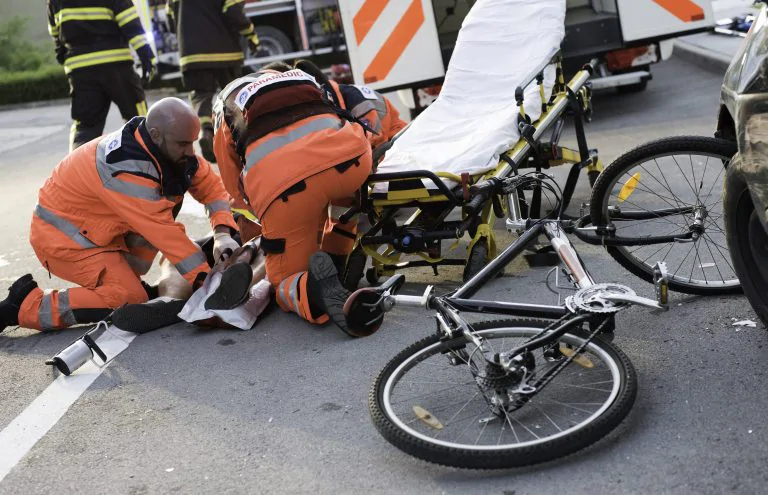 Roma, drammatico incidente stradale sulla via Aurelia: scontro tra un’auto e una bici: grave il ciclista 71enne