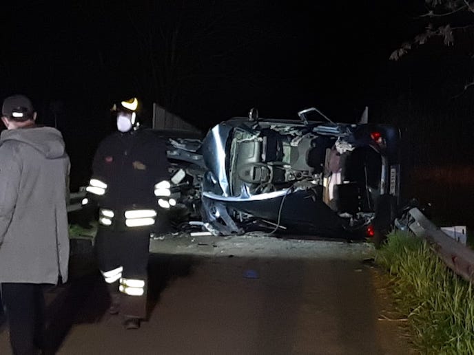 Sermoneta (Latina), incidente stradale sul cavalcavia della ferrovia: due auto si scontrano e muore un uomo