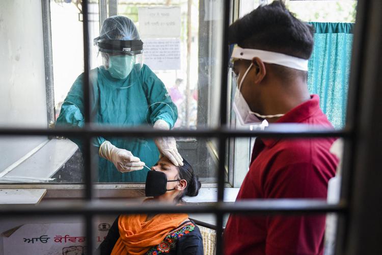 Covid, in India oltre 300mila nuovi contagi nelle ultime 24 ore