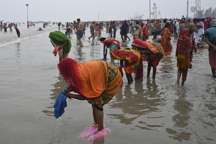 India, decine di migliaia di persone hanno fatto il bagno nel Gange: rischio di un maxi focolaio Covid