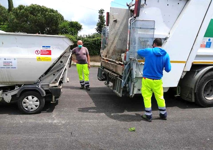 “Rifiuti, dieci automezzi non sono conformi a quanto richiesto nei contratti e nella gara”