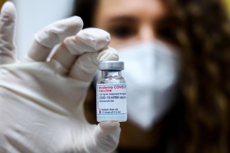 Covid, per Stephane Bancel (Ceo di Moderna) “La quarta dose dal vaccino sarà necessaria”