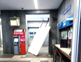 Abbattuto il muro alla stazione, i clochard dormono nella sala d’attesa