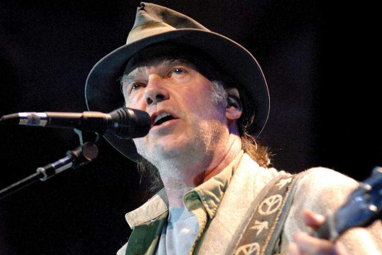 Musica, la piattaforma Spotify rimuoverà tutte le canzoni di Neil Young su richiesta del cantautore canadese