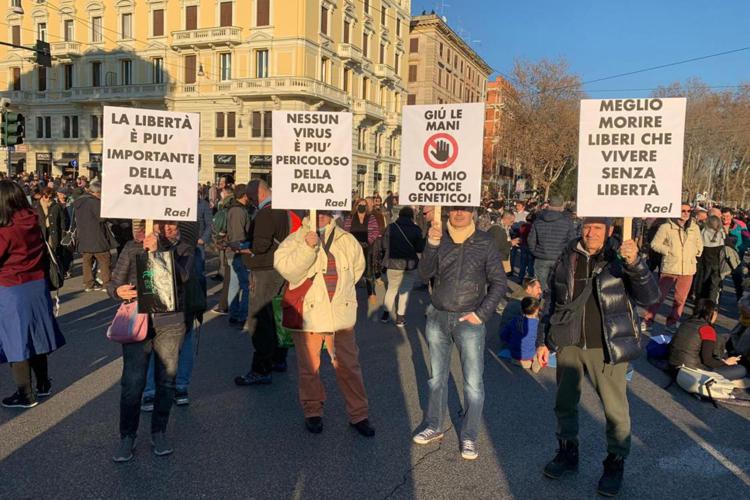Roma, oggi la manifestazione dei no vax in piazza San Giovanni
