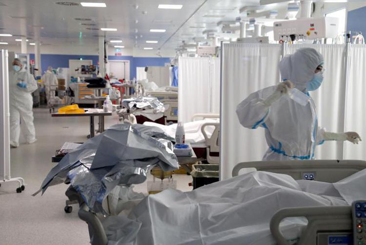 Covid, scende l’incide Rt e l’incidenza. In flessione anche le presenze in terapia intensiva