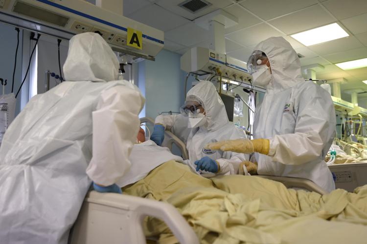 Covid, per l’epidemiologa Stefania Salmaso: “Non sappiamo abbastanza dei decessi da coronavirus”