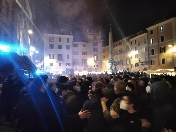 Roma, protesta a al Pantheon dei centri sociali per ricordare il 18enne morto a Udine in una stage
