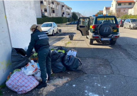 Sacchi neri e bustoni al posto dei mastelli, le zoofile stangano un cittadino di Cerenova