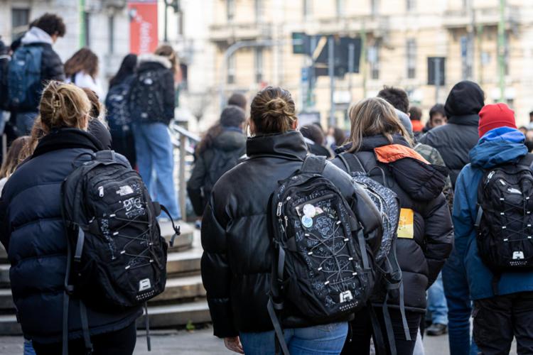 Covid, oggi sono tornati in classe 7 milioni di studenti. Tensione tra il governo e le Regioni