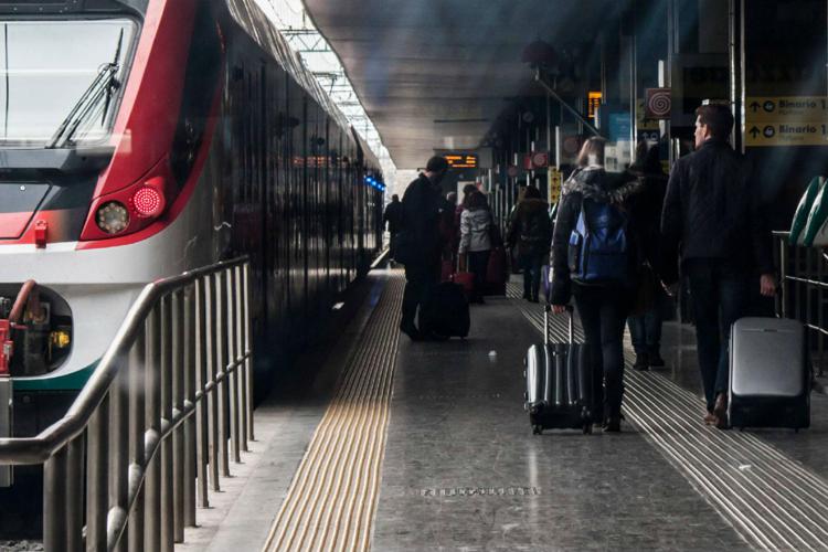 Roma, passeggero si barrica nel bagno del treno per evitare il controllo del Green pass: il 47enne è stato denunciato