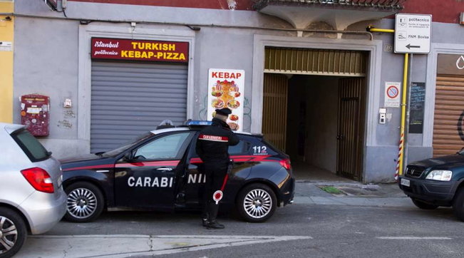 Milano, avevano dato fuoco alla porta di una casa di un disabile: in manette due uomini