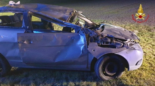 Lombardia, tragico incidente stradale nel lodigiano: auto si ribalta, un morto e quattro feriti