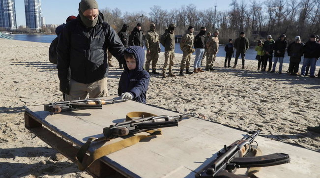 L’assedio di Kiev, le autorità ucraine hanno distribuito 18mila armi da fuoco per i riservisti