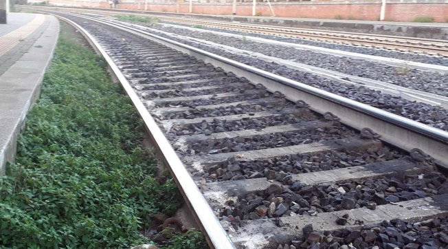 Tragedia alla stazione di Pavia: la carrozzina con un neonato è stata trascita da un treno merci per venti metri: il bimbo è gravissimo