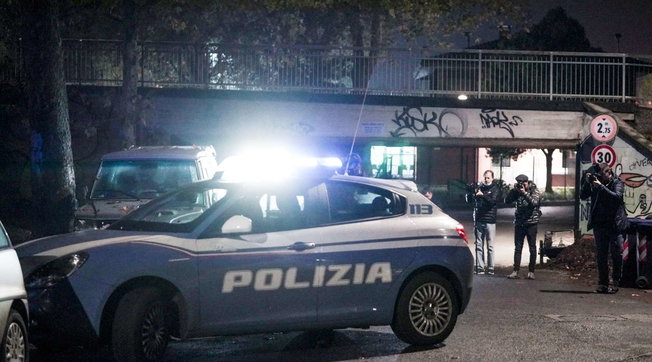 Genova, una gang di persone incappucciate assalta un centro per migranti minorenni