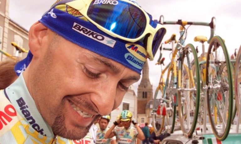I misteri della morte di Marco Pantani, la rivelazione della madre: “La notte in cui mori c’erano due due escort con lui”