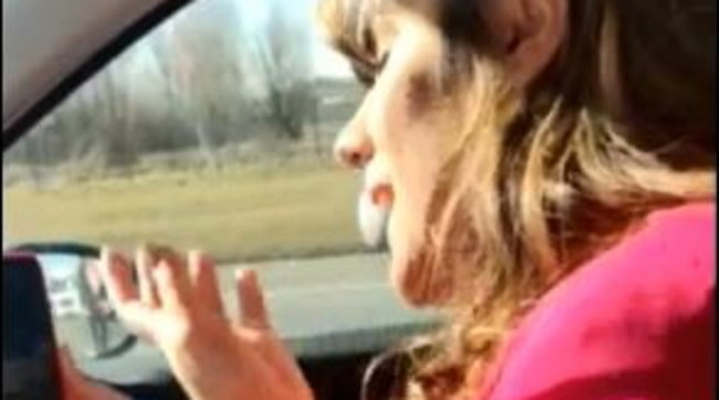 Caselle (Torino), laureanda di 23 anni bloccata nel traffico discute la tesi in auto