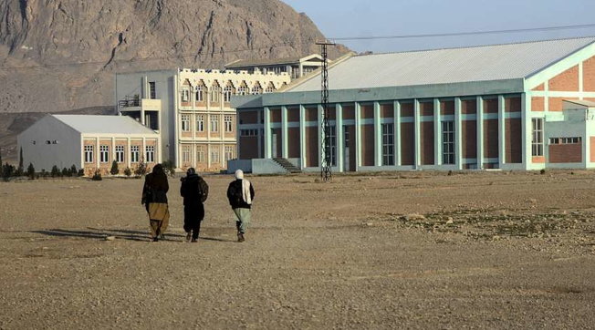 Afghanistan, i talebani riaprono le università. Negli atenei sono ammesse anche le donne in aule separate dagli uomini