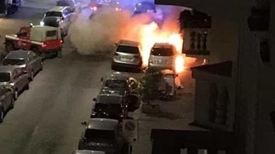 Milano, piromani in azione in varie quartiere: incendiate sette auto