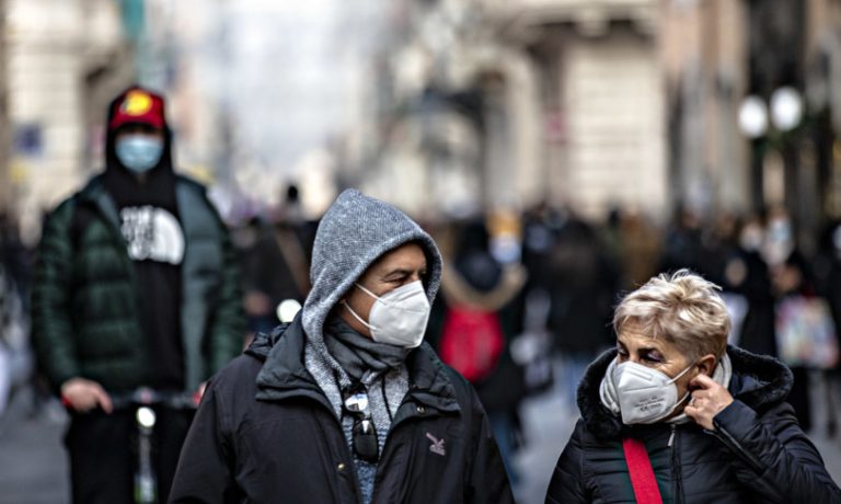 Effetto Covid, non sarà facile per molti italiani “liberarsi” dall’uso delle mascherine dopo due anni di obbligatorietà