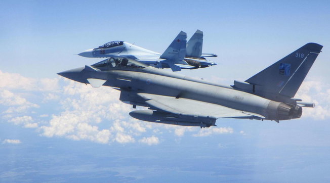 Gran Bretagna, due caccia Typhoon si sono alzati in volo per intercettare dei velivoli non identificati che si sono avvicinati allo spazio aereo