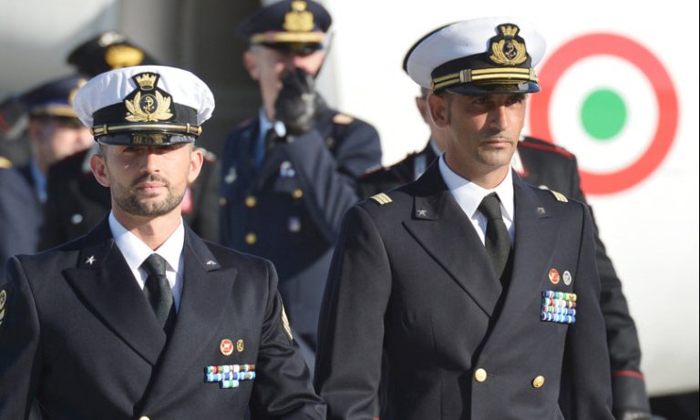 Archiviazione del caso dei Marò, le motivazioni della Procura di Roma: “Spararono per legittima difesa convinti di sotto attacco”