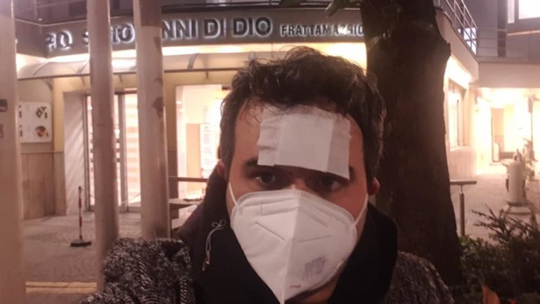 Napoli, insegnante aggredito e picchiato dai genitori di alunni che aveva ripreso in classe